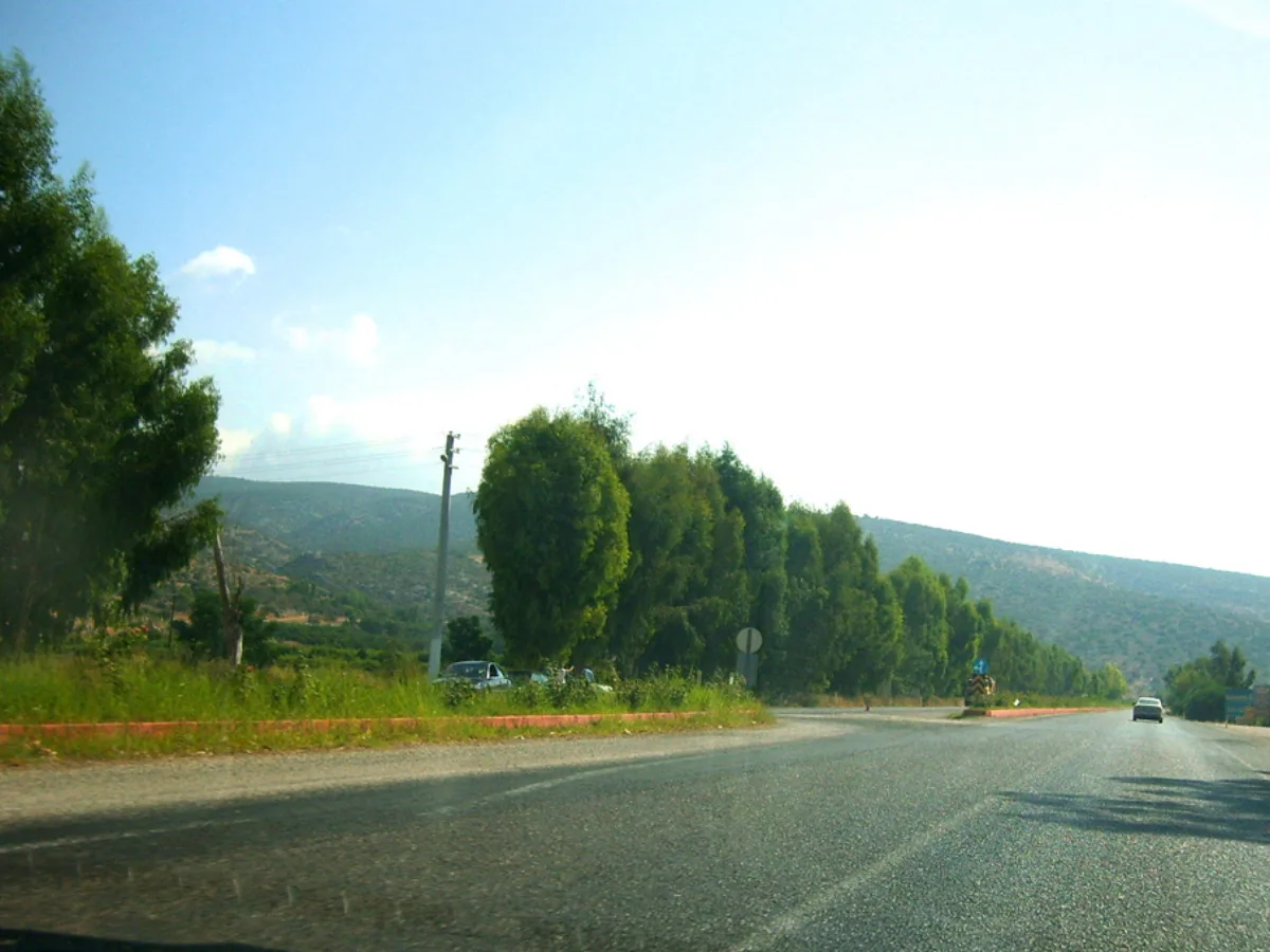 Route principale D400 en Turquie, large et dégagée