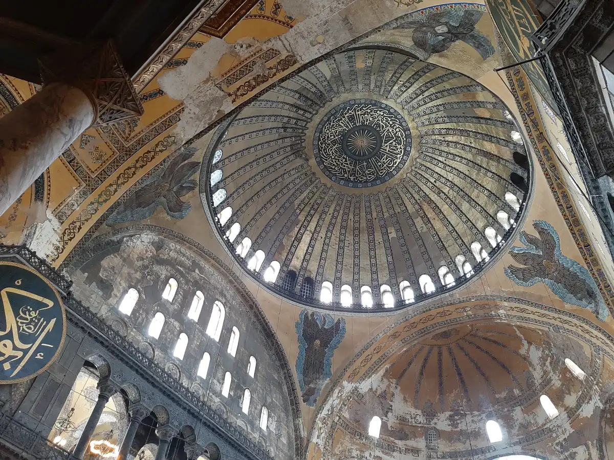Intérieur de la nef de Sainte-Sophie à Istanbul