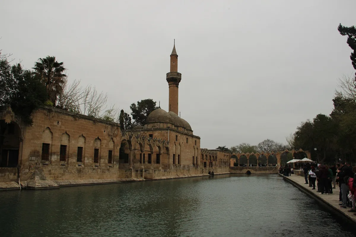 Bassins sacrés de Balıklıgöl à Şanlıurfa bordés de mosquées