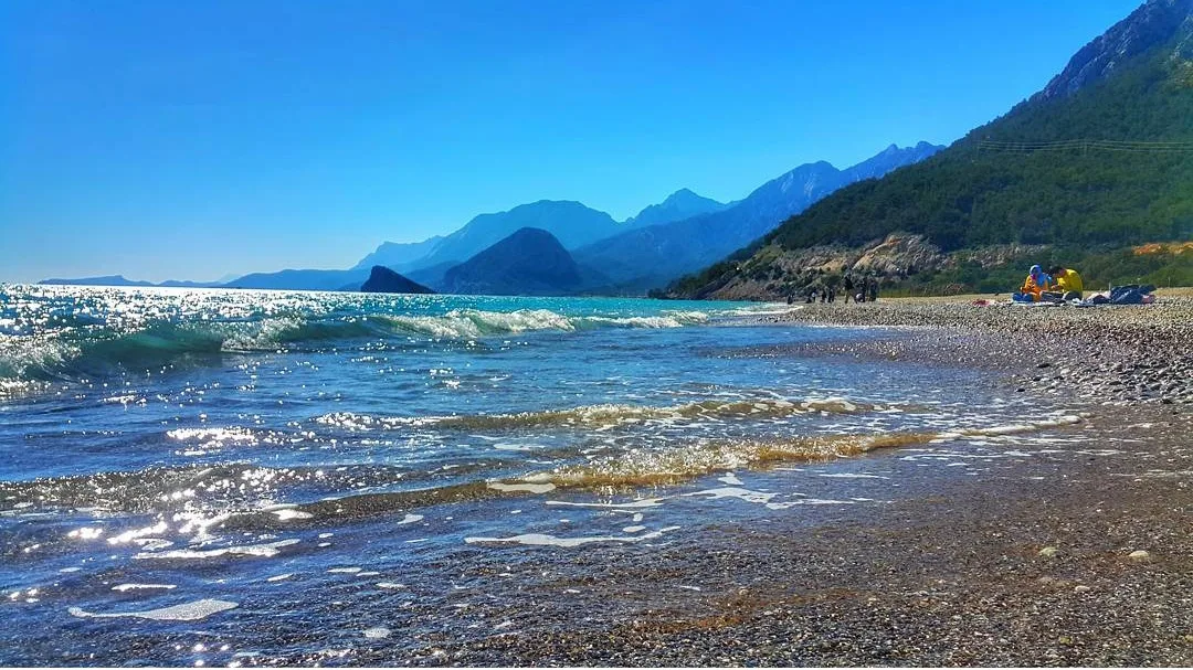 Plage de Sarısu à l'ouest de Konyaaltı, galets et montagnes du Taurus
