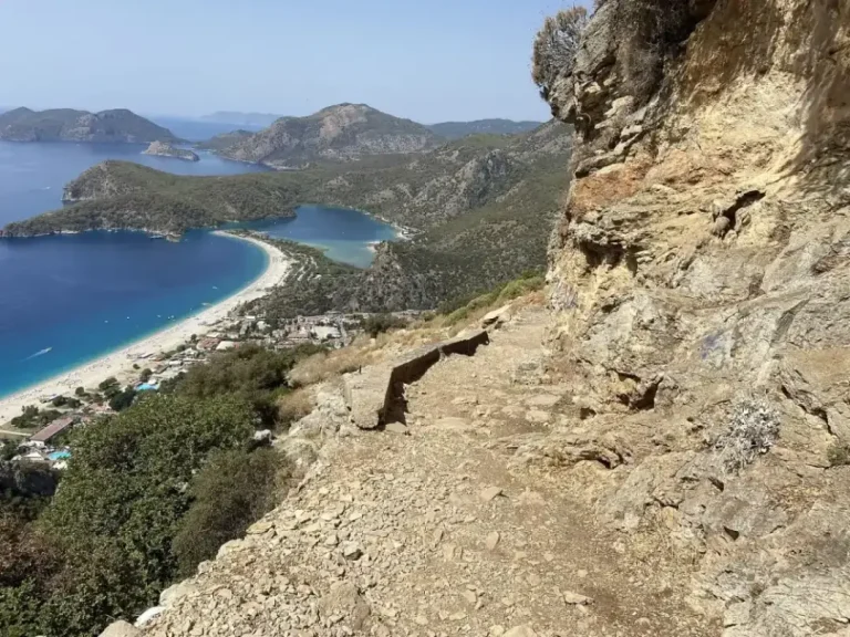 Sentier lycien longeant la côte turquoise au-dessus d'Ölüdeniz