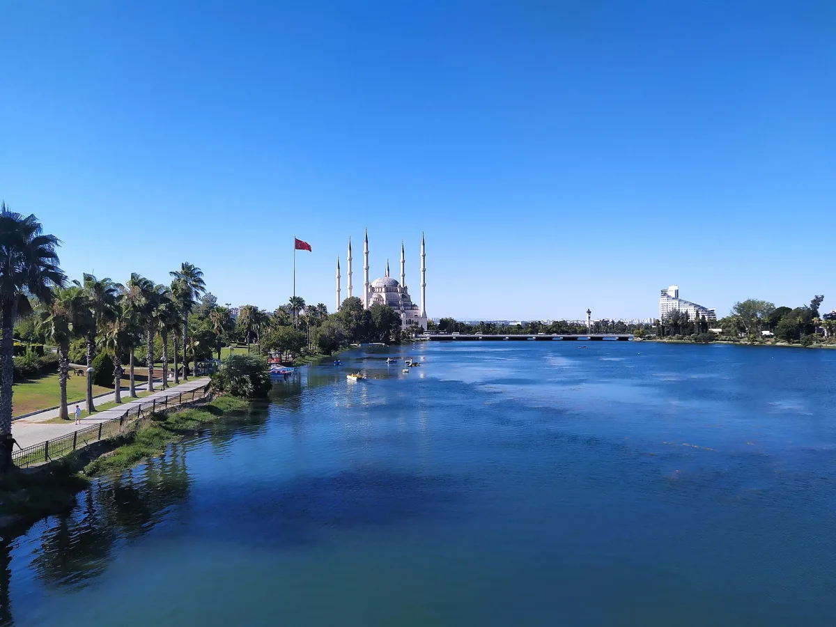 Rivière Seyhan à Adana avec la promenade bordée de palmiers et la mosquée Sabancı au fond