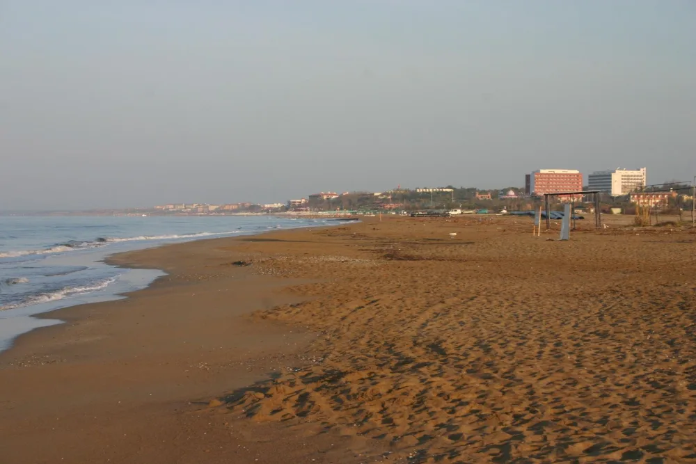 Plage de sable de Side sur la côte d'Antalya