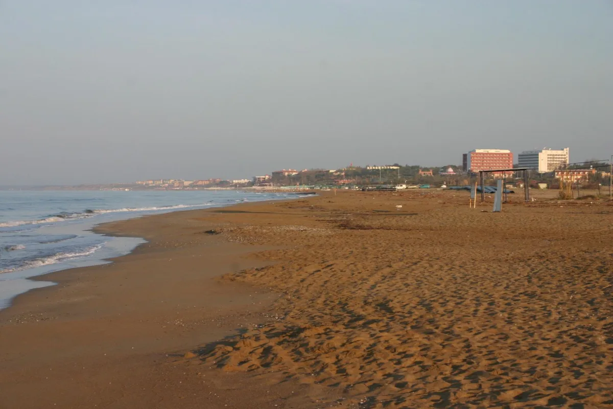 Longue plage de sable de la station de Side sur la Méditerranée
