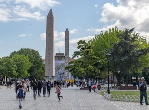 Place de Sultanahmet et l'obélisque de l'Hippodrome à Istanbul
