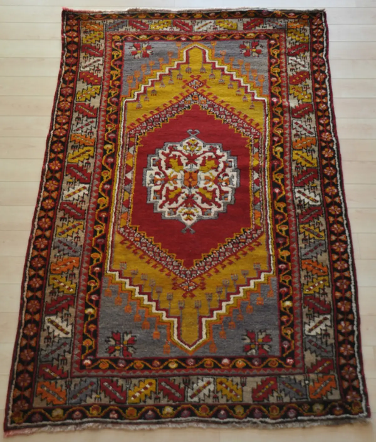 Tapis tribal anatolien de Yahyali aux motifs traditionnels