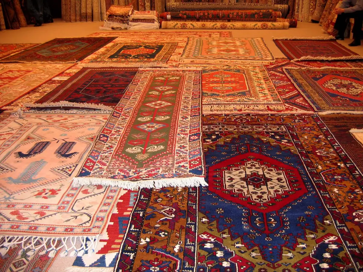 Pile de tapis turcs aux motifs et couleurs variés