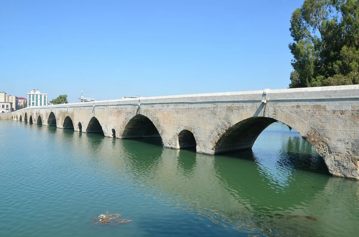 Pont Taşköprü d'Adana, ancien pont romain en pierre enjambant la rivière Seyhan
