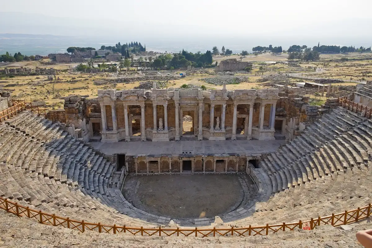Theatre antique romain d'Hierapolis avec ses gradins en pierre