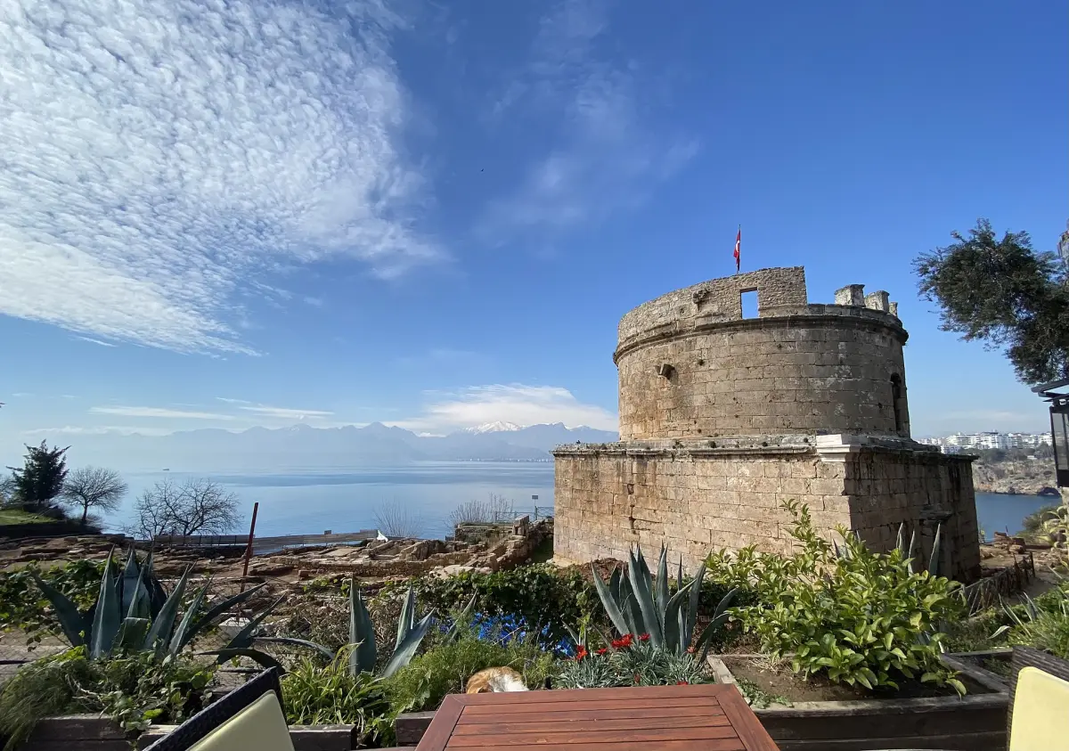 La tour Hıdırlık, tour romaine cylindrique à la pointe sud de Kaleiçi à Antalya