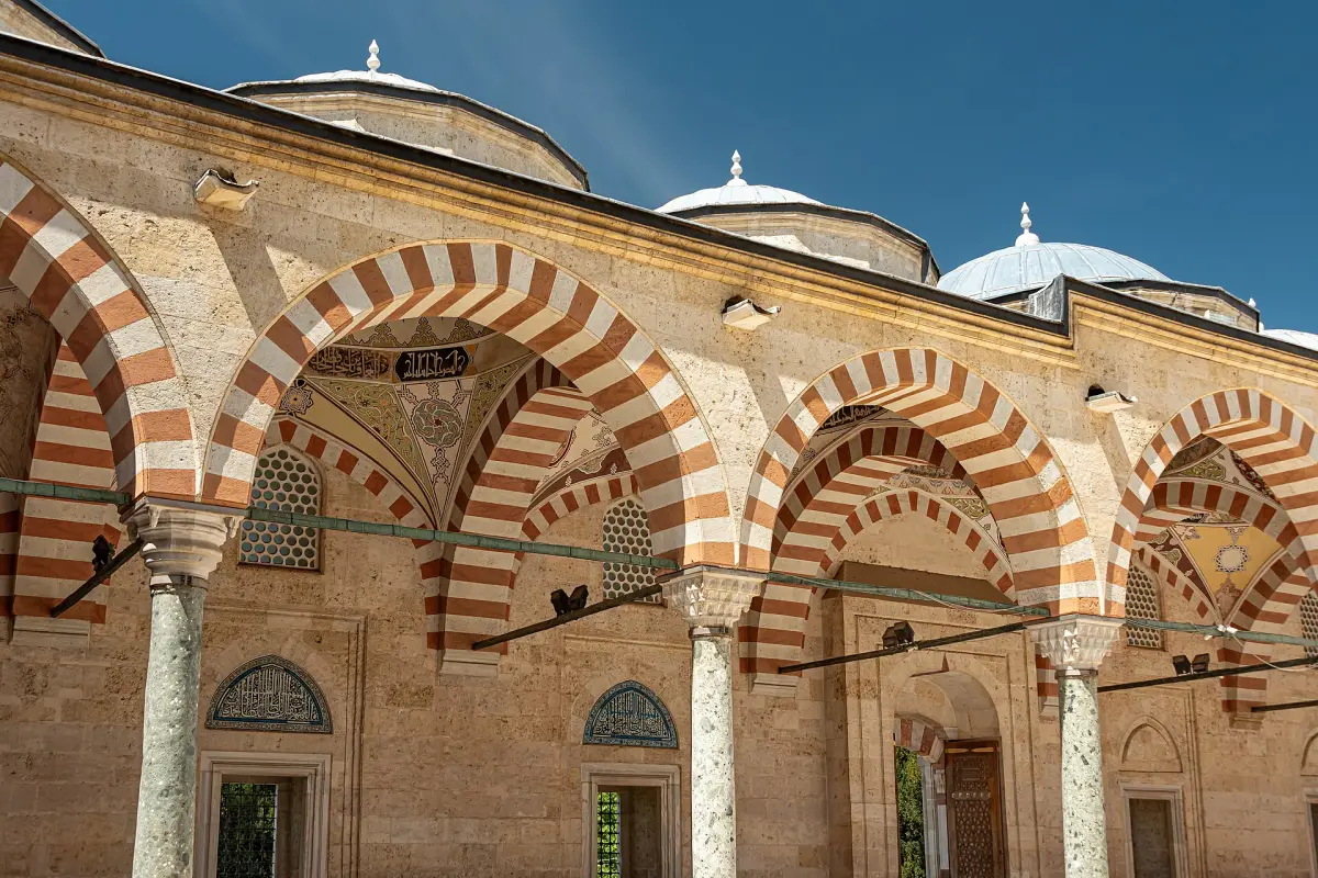 Cour de la mosquée Üç Şerefeli à Edirne et ses arcs bicolores