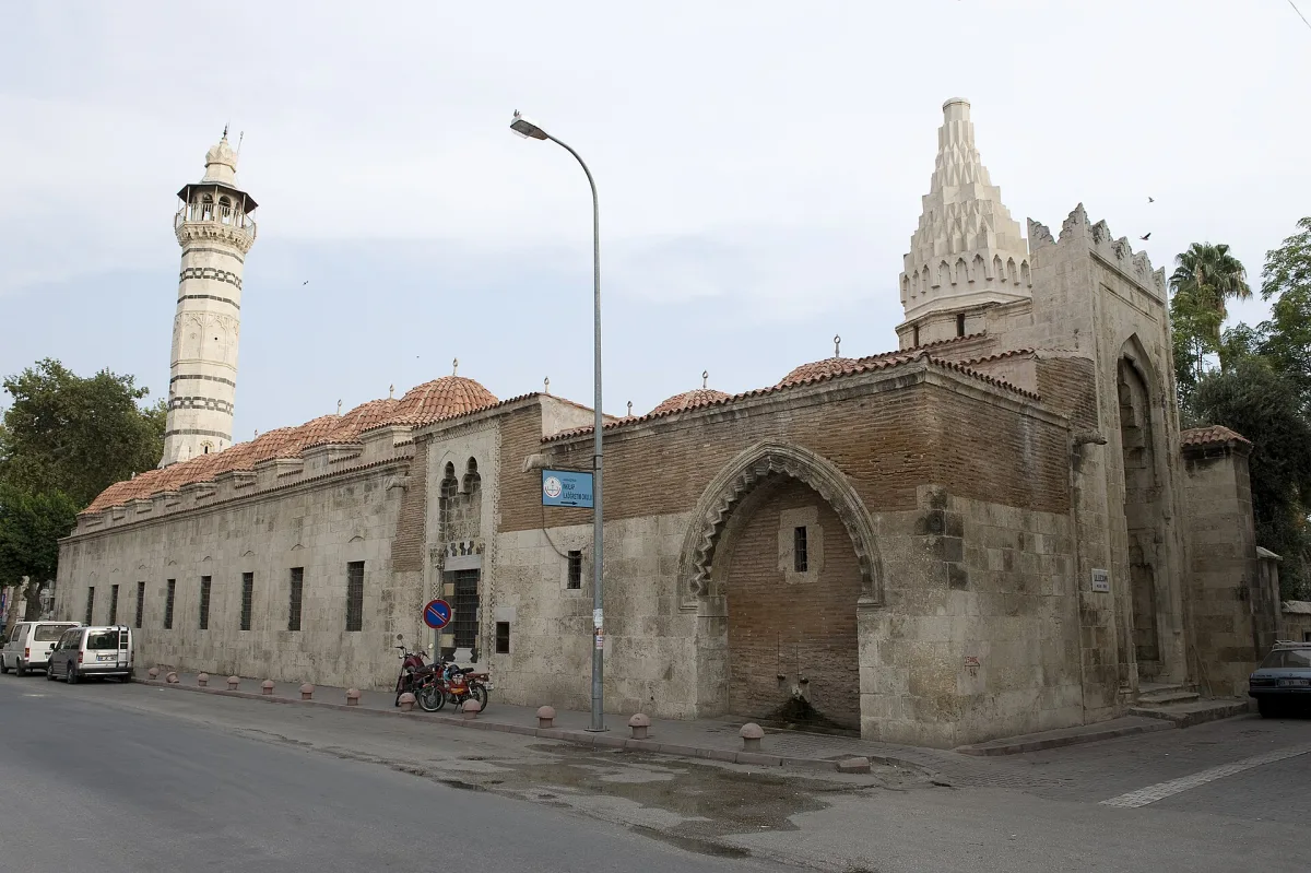 Grande Mosquée Ulu Cami d'Adana vue de l'extérieur avec son minaret octogonal