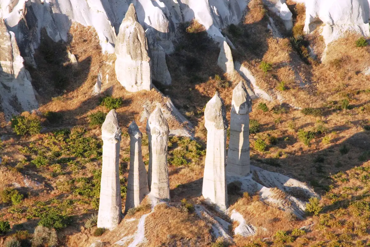 Hautes cheminees de fee colonnaires de la Vallee de l'Amour en Cappadoce