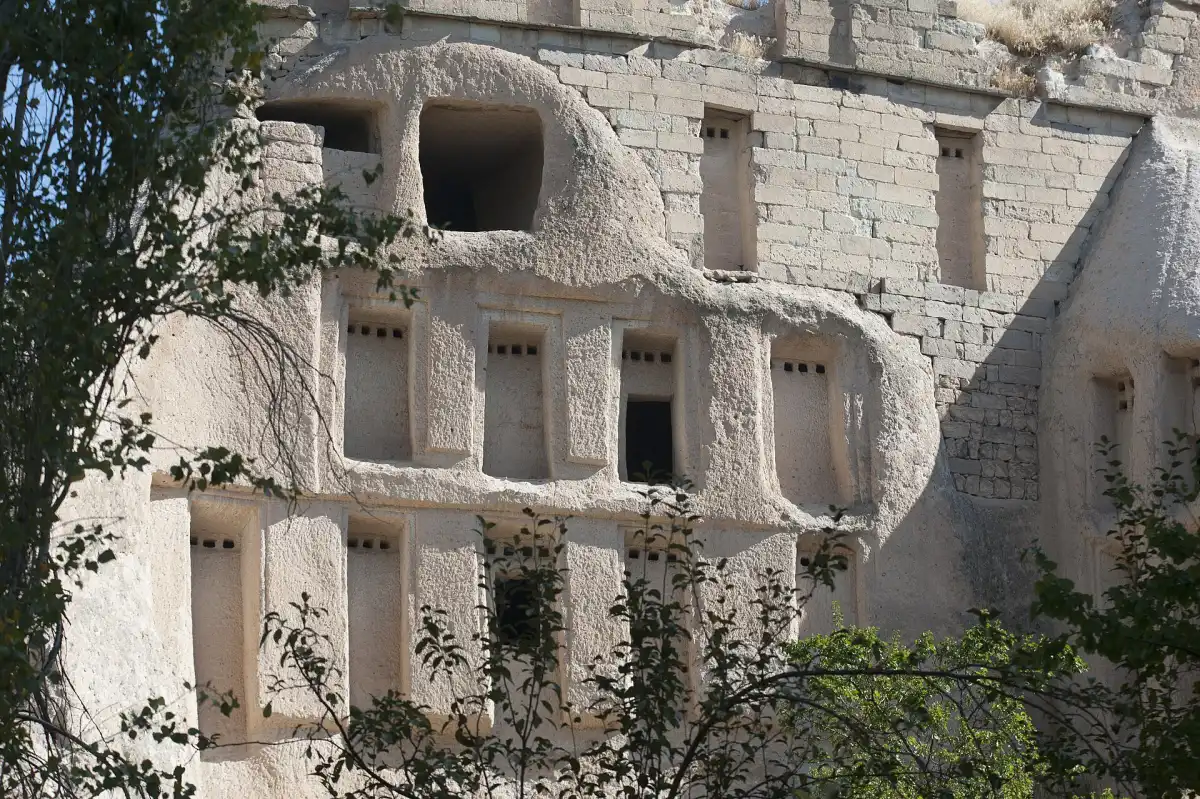 Falaises percees de pigeonniers dans la Vallee des Pigeons pres d'Uchisar