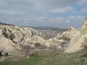 Cheminees de fee et falaises roses dans la Vallee Rose de Cappadoce