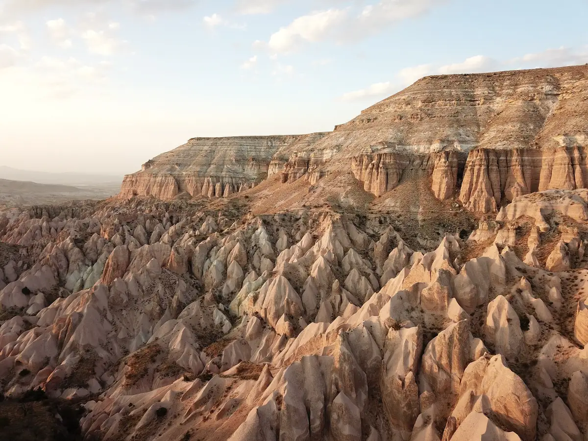 Formations rocheuses rouges de la Vallee Rouge de Cappadoce