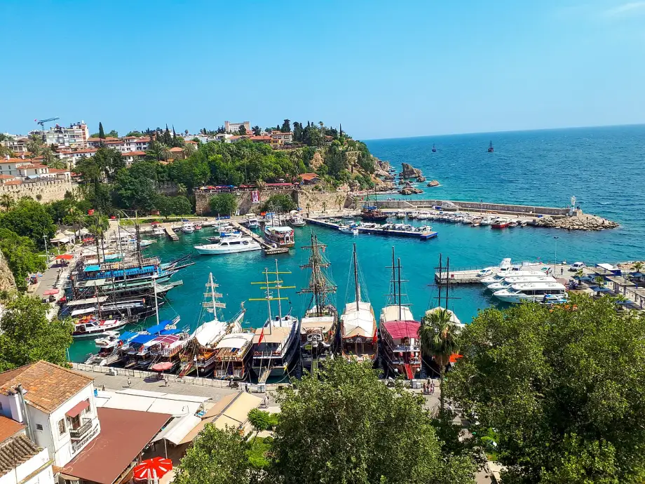 Le vieux port de Kaleiçi avec ses bateaux au pied des remparts