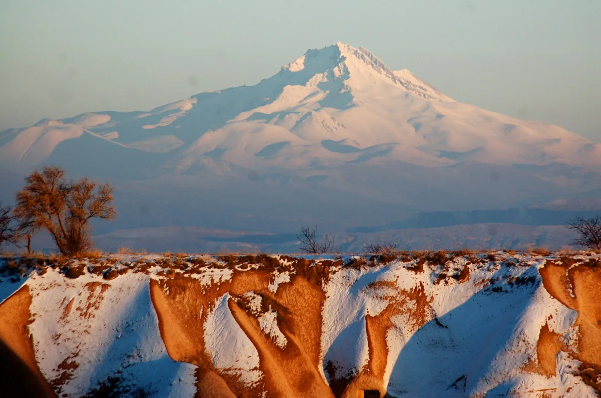 Le volcan Erciyes enneigé au coucher du soleil au-dessus de la Cappadoce