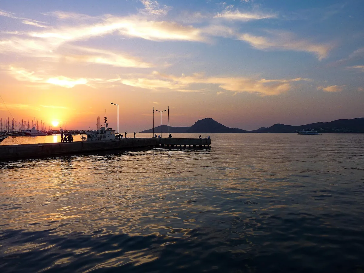 Coucher de soleil sur la marina de Yalıkavak à Bodrum
