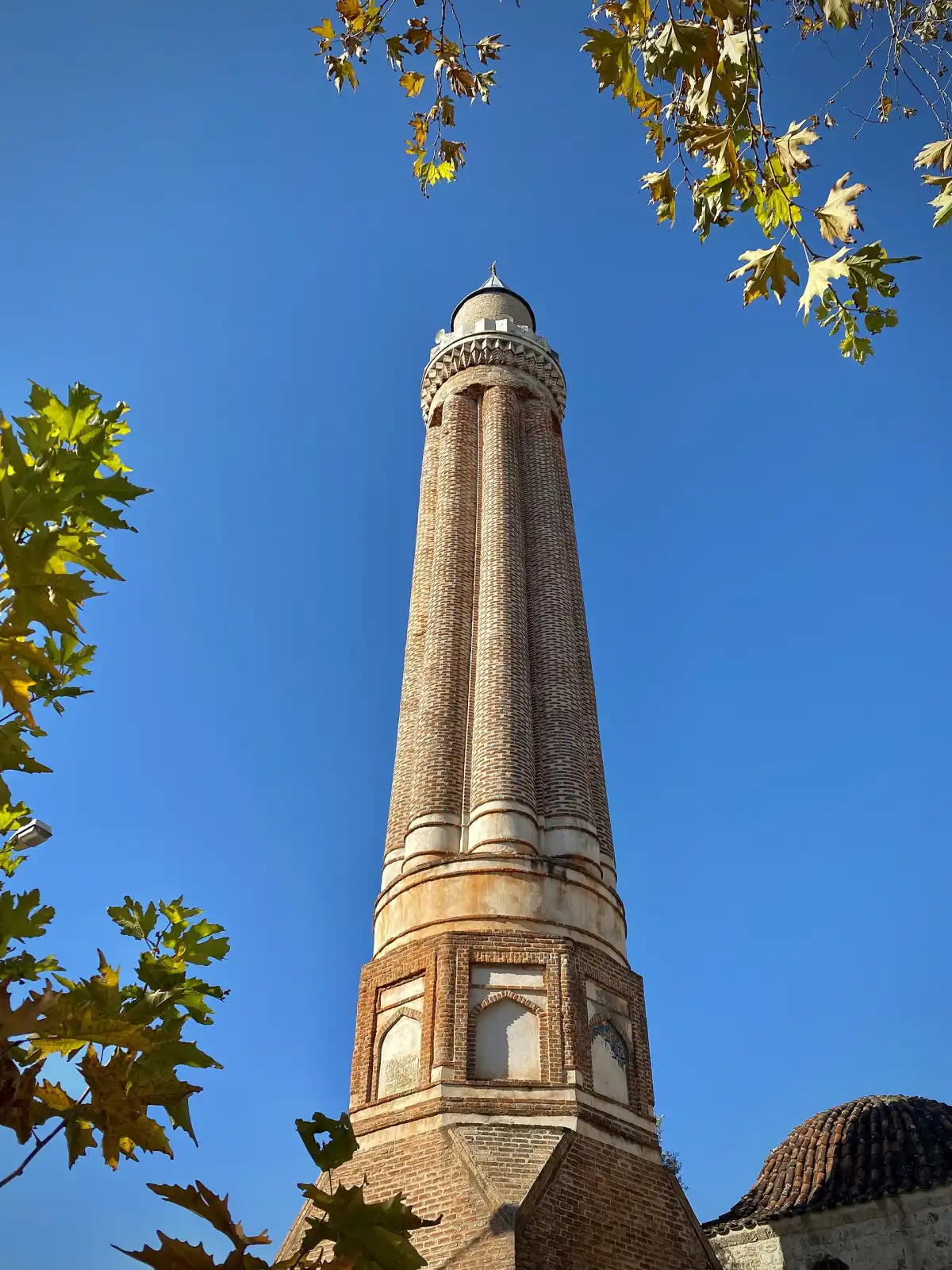 Le minaret cannelé Yivli Minare en briques rouges à Antalya