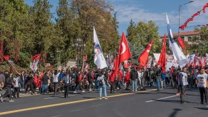 Foule agitant des drapeaux turcs sur une avenue fermée à la circulation à Ankara le 29 octobre