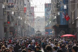Foule dense sur l'avenue İstiklal à Istanbul, tramway rouge historique au milieu de la rue piétonne