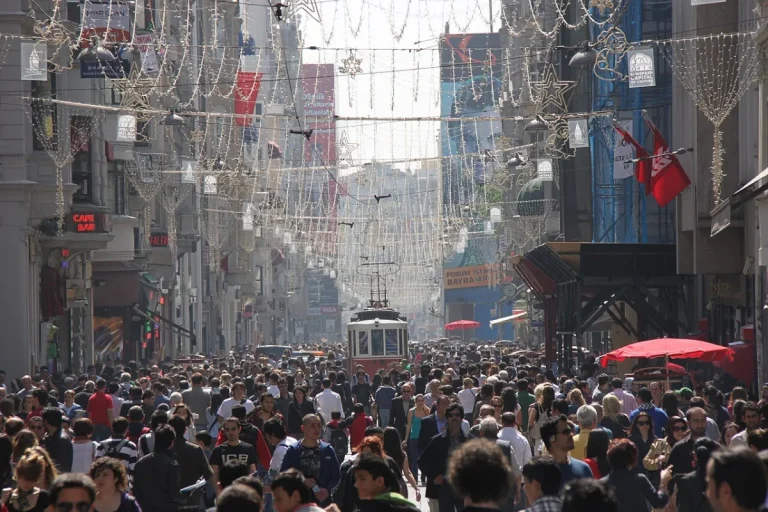 Foule dense sur l'avenue İstiklal à Istanbul, tramway rouge historique au milieu de la rue piétonne