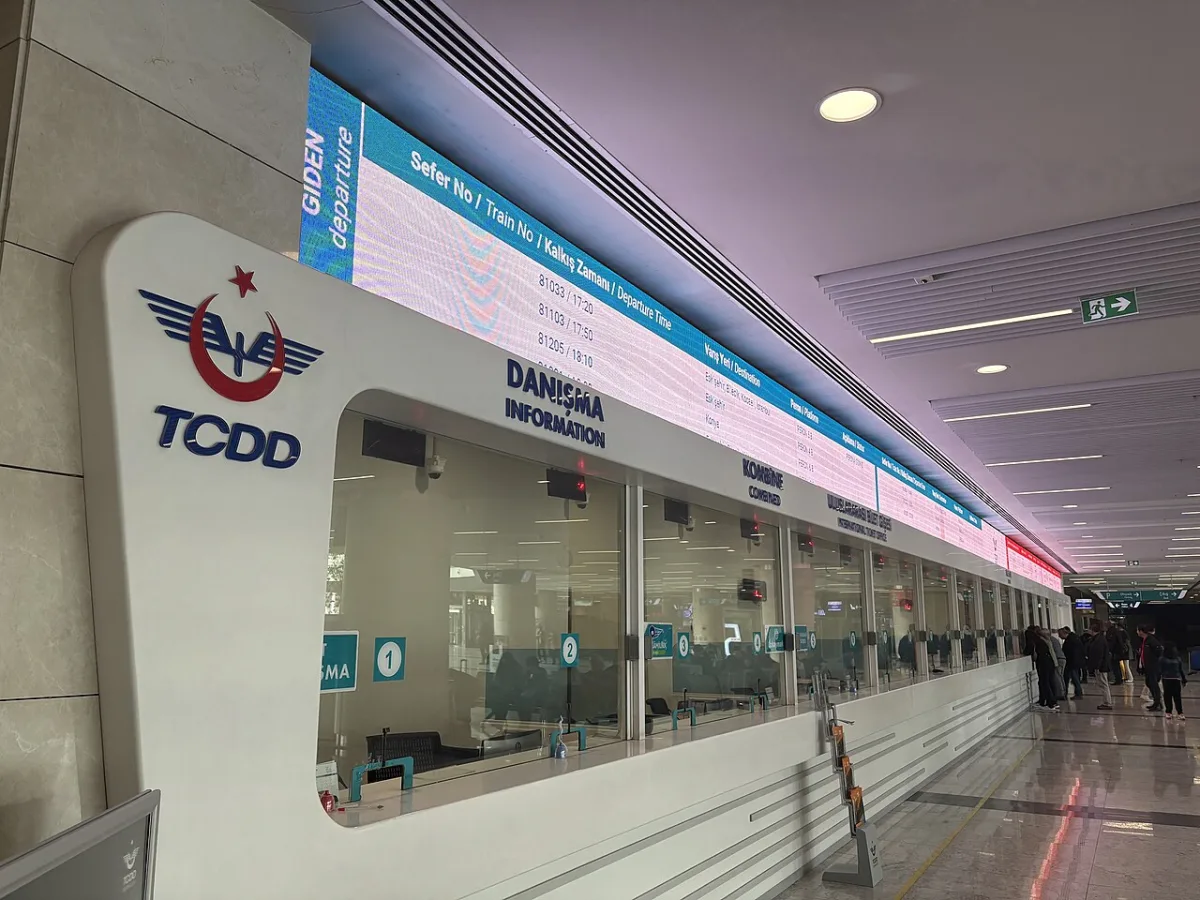 Rangée de guichets TCDD et écran des départs dans le hall de la gare à grande vitesse d'Ankara