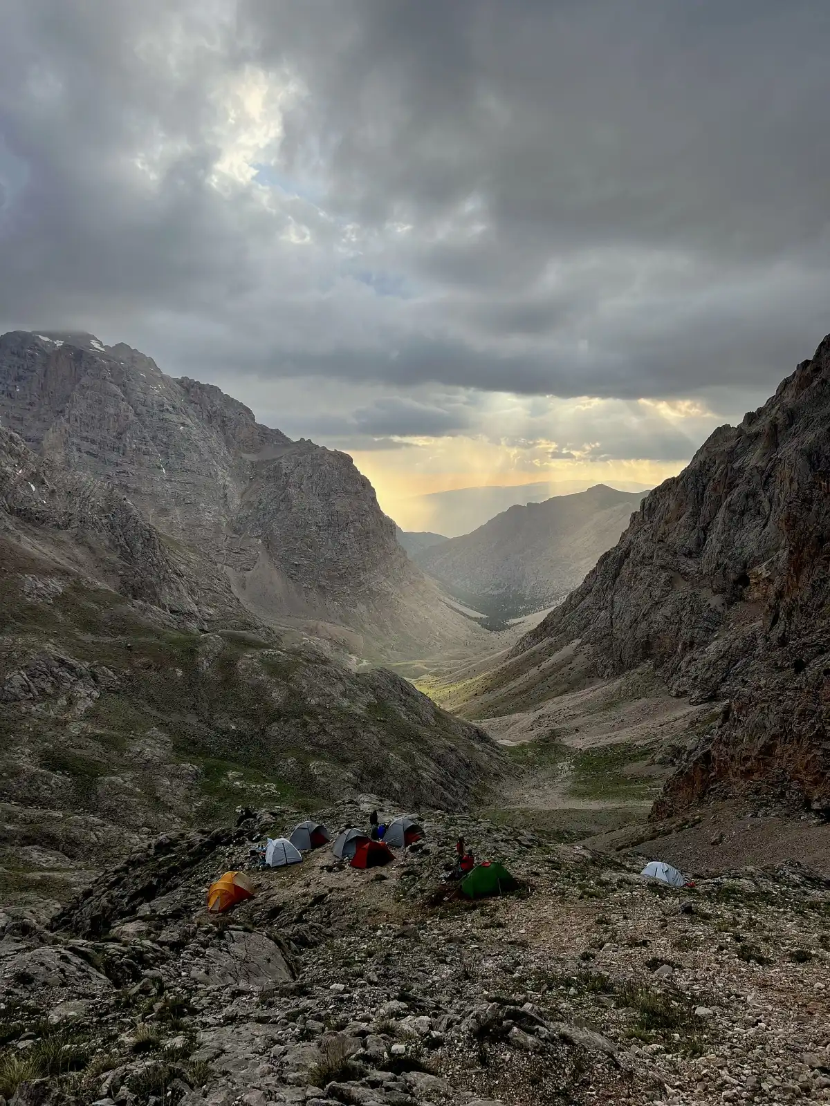 Tentes plantées dans le parc national des Aladağlar, province de Niğde