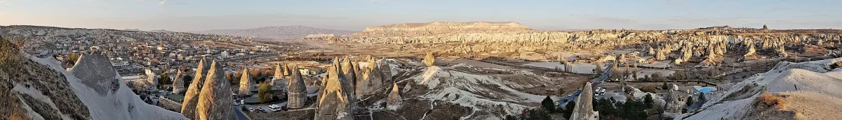 Panorama sur les reliefs et les vallées de Göreme en Cappadoce