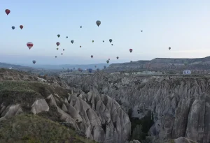 Montgolfières au-dessus des vallées de Göreme en Cappadoce à l'aube
