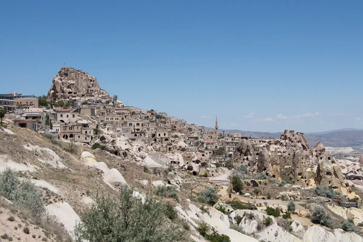 Le village et la forteresse rocheuse d'Uçhisar en Cappadoce