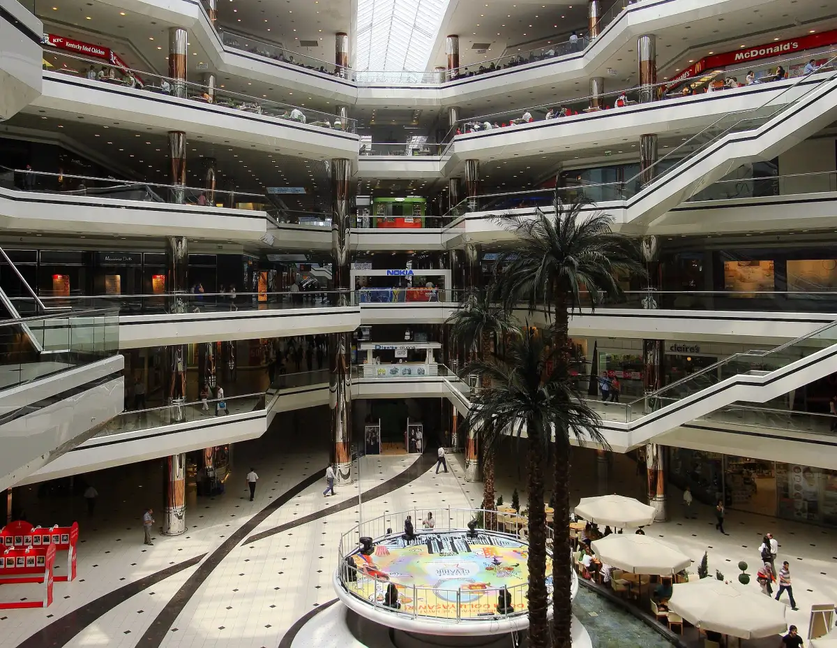 Galerie intérieure du centre commercial Cevahir à Istanbul