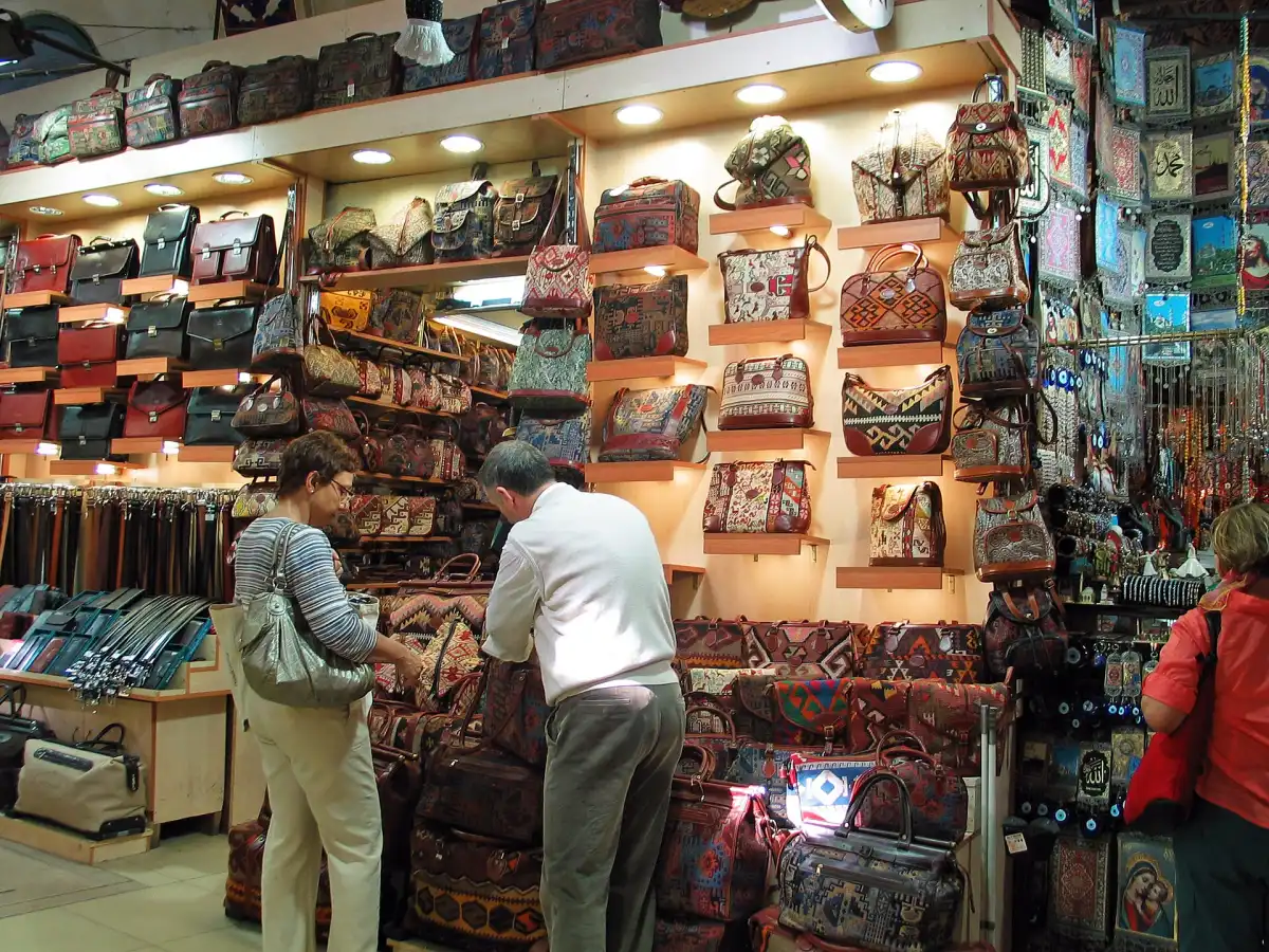 Étal de sacs en kilim et d'articles de maroquinerie au Grand Bazar d'Istanbul