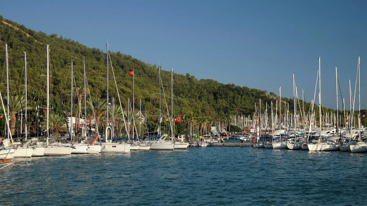 Marina de Göcek et voiliers devant les collines couvertes de pins