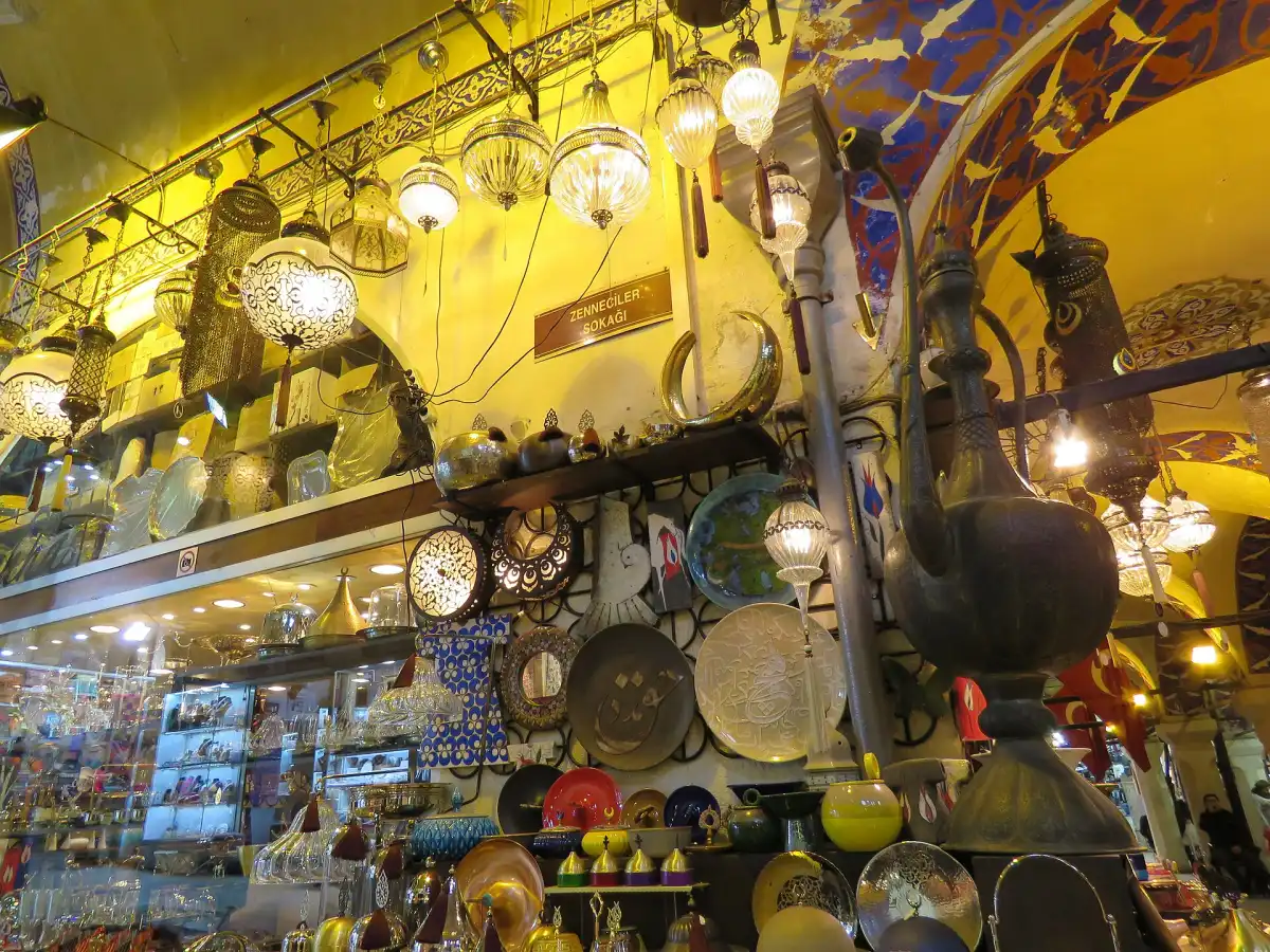 Plaque de rue Zenneciler Sokağı dans une boutique du Grand Bazar d'Istanbul