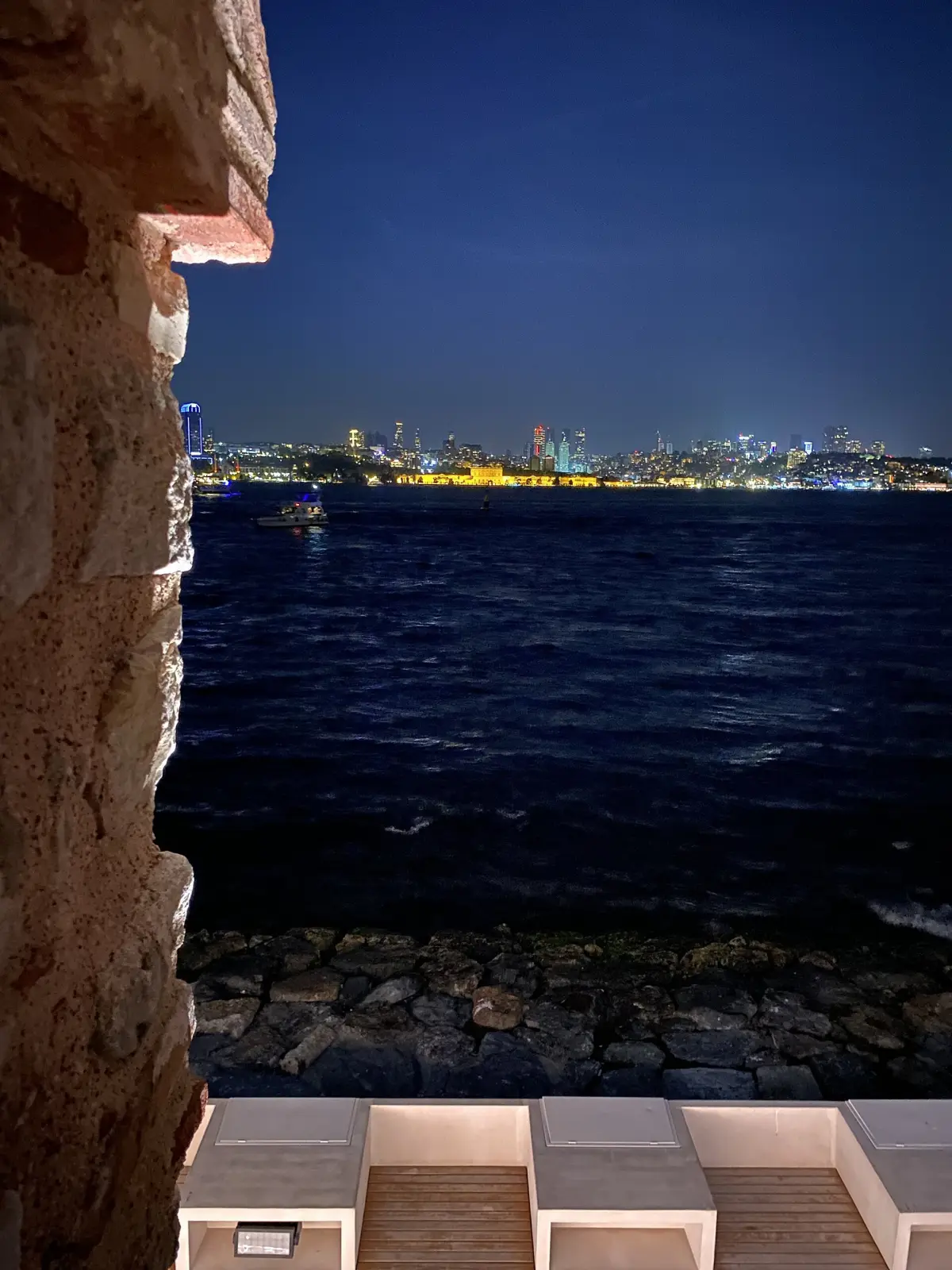 Le Bosphore de nuit vu depuis la tour de Léandre à Istanbul