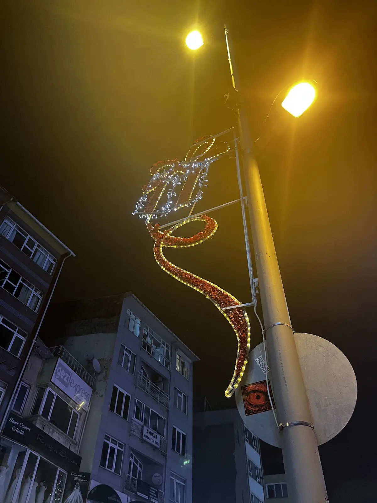 Décorations de nouvel an sur un lampadaire à Kadıköy, Istanbul