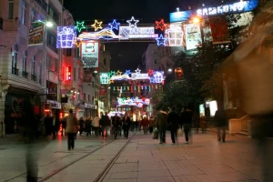 İstiklal Caddesi illuminée la nuit à Istanbul