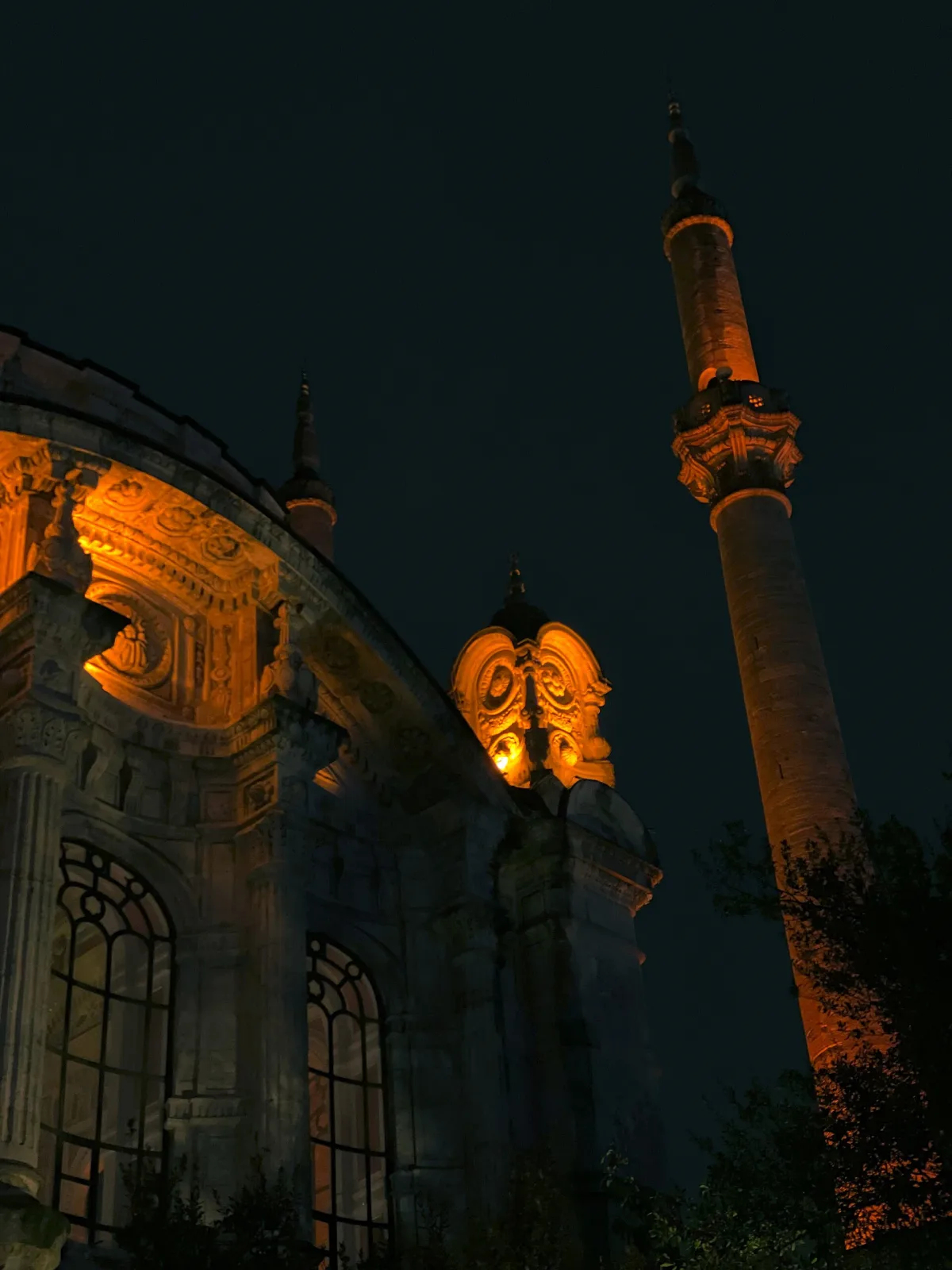 La mosquée d'Ortaköy éclairée la nuit au bord du Bosphore