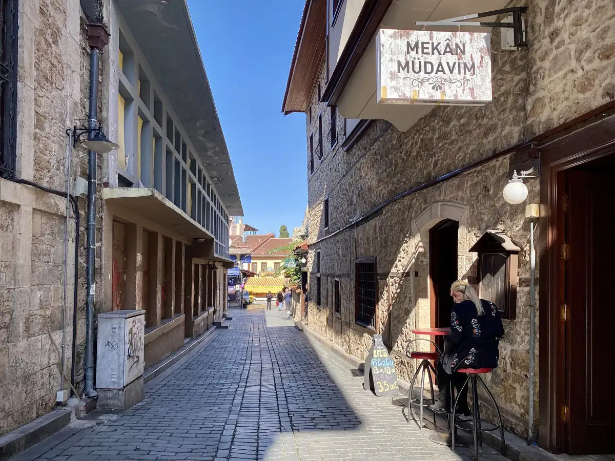 Ruelle de Kaleiçi, la vieille ville d'Antalya, bordée de commerces