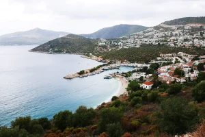 Maisons blanches de Kalkan étagées sur la colline au-dessus de la baie