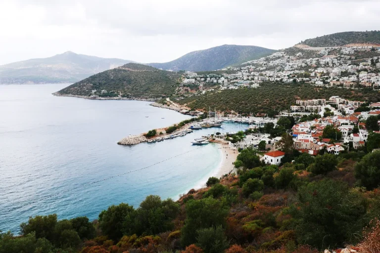 Maisons blanches de Kalkan étagées sur la colline au-dessus de la baie