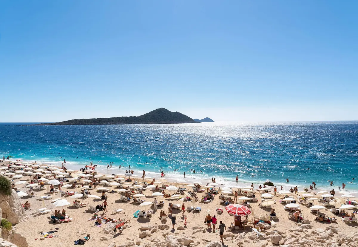 Plage de Kaputaş encaissée entre les falaises, sur la route entre Kalkan et Kaş