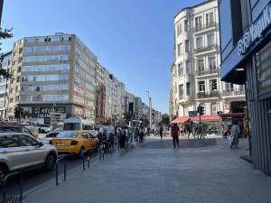 Rue commerçante d'Osmanbey à Şişli, Istanbul, bordée d'enseignes de prêt-à-porter