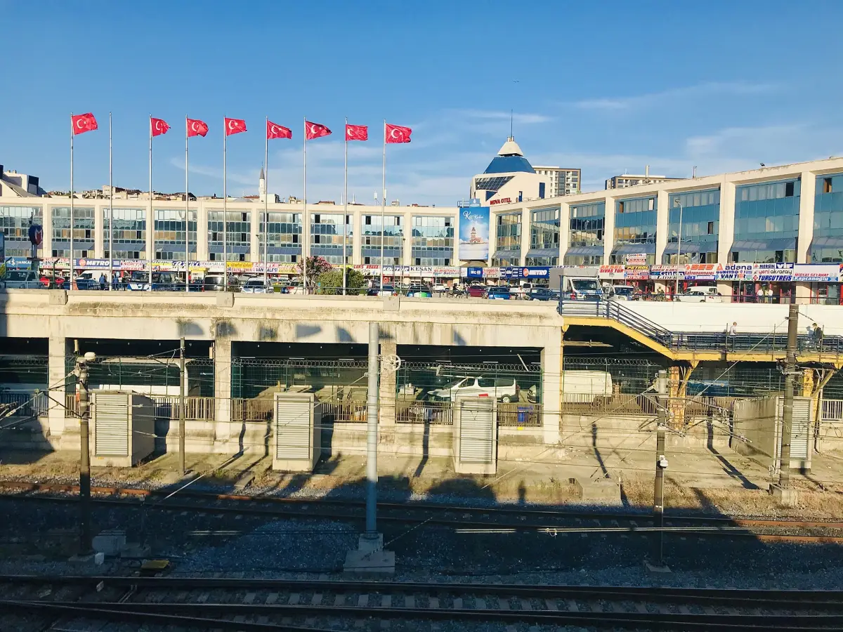 Façade de la gare routière d'Esenler à Istanbul et enseignes des compagnies de bus