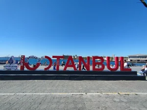 Lettres géantes İSTANBUL sur le front de mer de Kadıköy, avec le İ pointé du turc