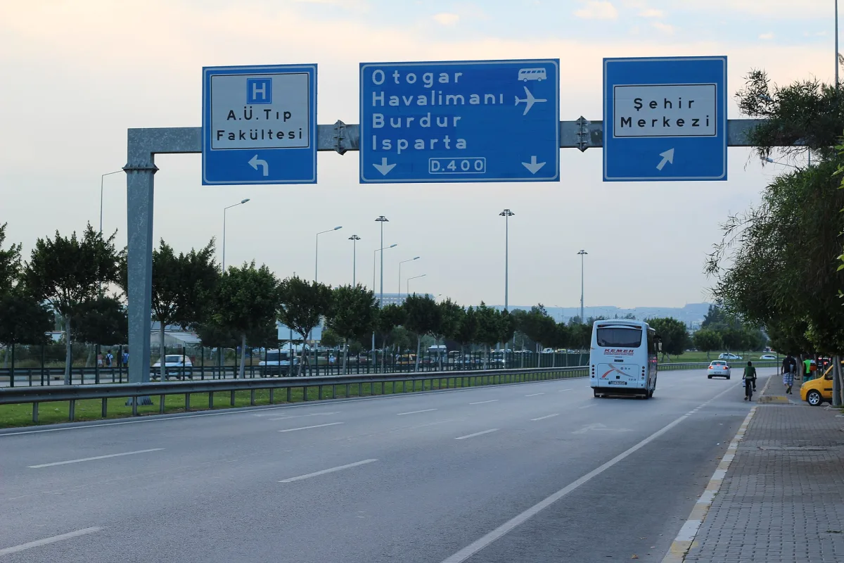 Route nationale D400 près d'Antalya, alternative gratuite à l'autoroute