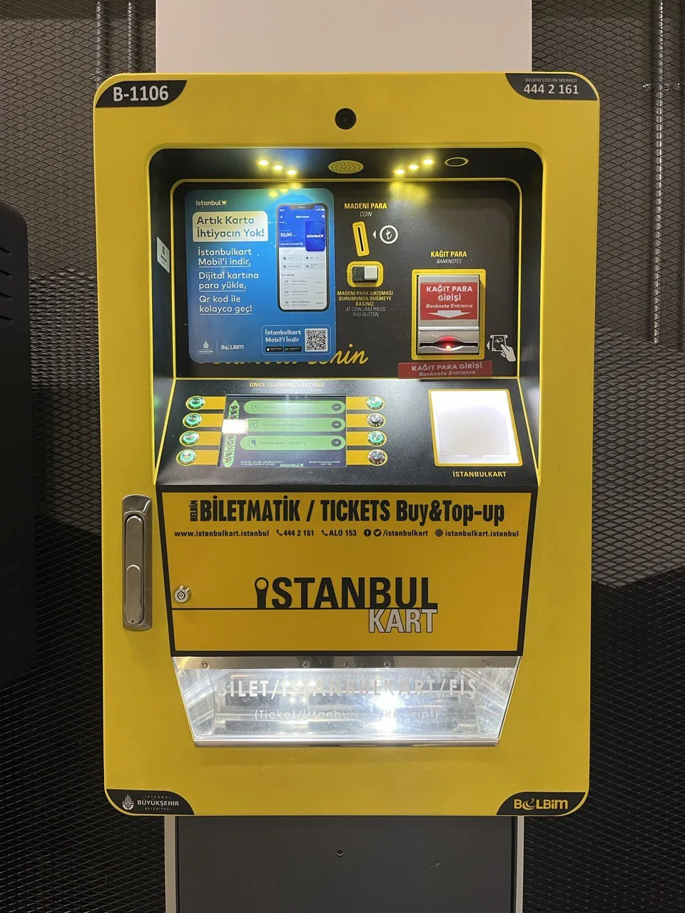 Borne jaune Biletmatik de vente et de rechargement d'İstanbulkart, fentes pour pièces et billets