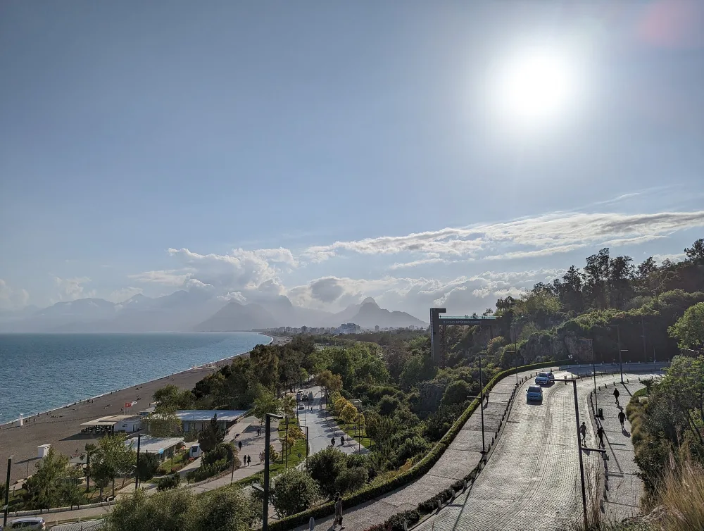 Plage de Konyaaltı à Antalya au pied des montagnes du Taurus
